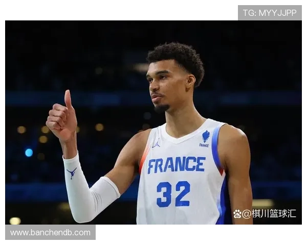 文班亚马半场表现抢眼8中4斩获15分5篮板3助攻1抢断4盖帽展现统治力